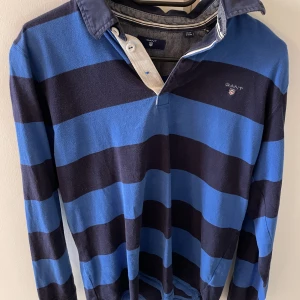 Gant tröja - Säljer min gant tröja, Unisex. Det saknas en knapp vid bröstet men följer med en reserv knapp. Skriv för fler bilder!🌷