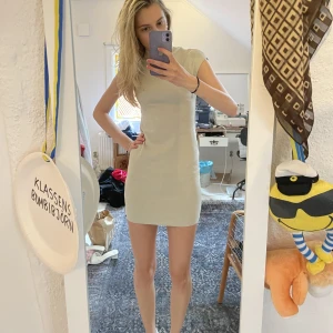 Snygg klänning från Zara - Så snygg klänning från Zara som inte kommer till användning. Storlek S men passar även mig som har XS. Nästan helt oanvänd. Sand/beige färgad. 