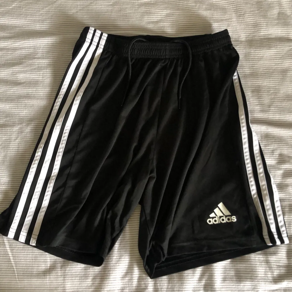 Adidas träningsshorts Nyskick Storlek M men passar även S. Shorts.