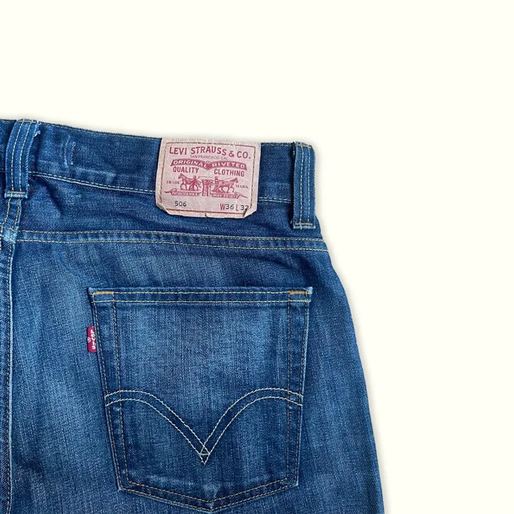 Längd: 107 cm Midja: 44 cm Benöppning: 23 cm  (Mätt på byxan när den ligger ner) Cond: vintage  Snabb deal = bättte pris  Perfekt för sommaren. Jeans & Byxor.