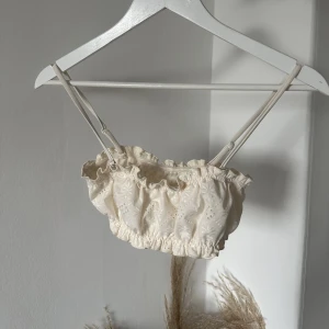 Säljer en superfin bikini överdel 🤍 - Säljer en superfin bikiniöverdel från &otherstories 🥰 Krämvit med fin brodyr! Går att ta av banden! Passar 70/75 A/B