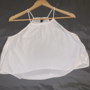 Vit linne - Ett vit vanlig linne lite genomskinlig men funkar 