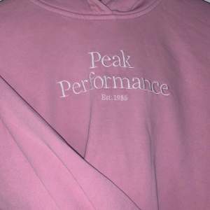 Säljer denna rosa hoodie från peak performance, inga fläckar eller likande. Priset går att diskutera🌸🦋