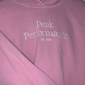 Rosa peak performance  - Säljer denna rosa hoodie från peak performance, inga fläckar eller likande. Priset går att diskutera🌸🦋