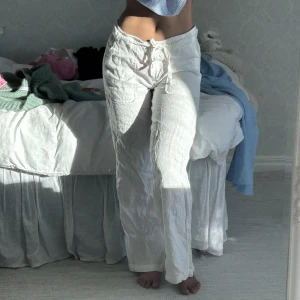 Lowwaist linnebyxor - Lågmidjade linnebyxor köpta secondhand 😍 är 167cm lång, är lite genomskinlig också