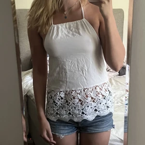 Object vit spets halternecktopp - Supersöt vit spets halternecktopp från märket object. Perfekt till sommaren! Knappt använd. Storlek 34 passar XS-S🫶💕