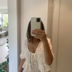 Kofta/topp - Super gullig kofta/topp, den går att använda som både topp eller som kofta eller cover up.💗skriv för fler bilder eller frågor 