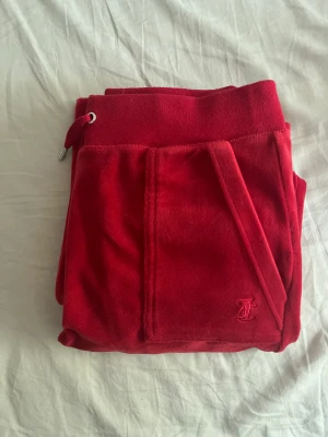 Juicy couture  - Jag vill sälja mina röda juicy byxor då de inte kommer till användning längre. Inga köp sker via appen.🌸