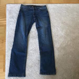 Snygga jeans från SMOG.  Rak passform/straight fit.  Storlek 29/32 Väldigt bra skick. Inte mycket använda. 
