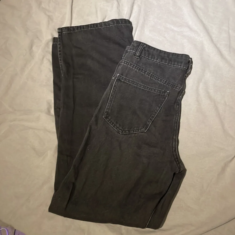 Mörk grå jeans i fint skick! I storlek M vilket jag skulle säga motsvarar en 36🌸. Jeans & Byxor.