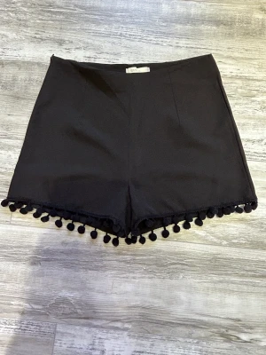 Shorts  - Shorts från Samiia, köpte utomlands. Är i häftigt form och passar till fester och vanliga tillfällen. Mycket bra material. Storlek kan passa som S/M. 