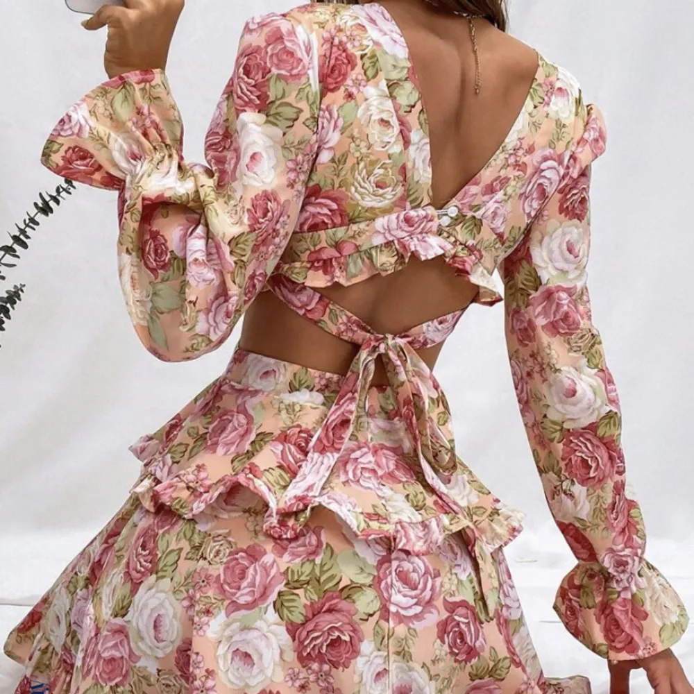 Rosa fin blommig klänning med knytning i ryggen 🌸 superfin, endast använd 1 gång så precis som ny!💕. Klänningar.