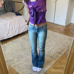Lågmidjade jeans från blend☺️☺️midjemått: 74cm Innerbenslängd: 82cm 