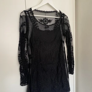 Klänning - Spetsklänning med underklänning som sitter ihop. Kroppsnära men inte tight. Jättefin på! I bra skick och nytvättad. 