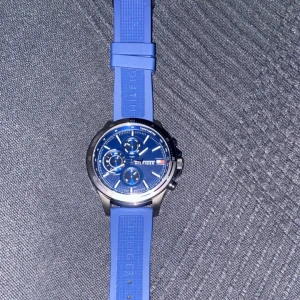 Tommy Hilfiger - Tommy Hilfiger klocka-blå gummy armband. Riktigt snygg oanvänd med nypris på-2095kr Box finns  med Pris kan diskuteras vid snabb affär