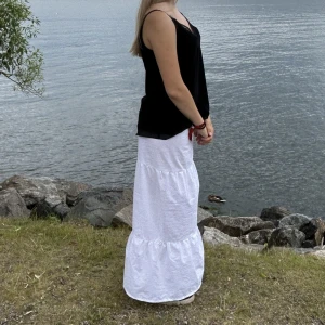 Vit lånkjol - Vit lånkjol som är handsydd. Det finns ett exemplar i storlek XS/S. Men vi får in nya tyger nästa vecka i olika färger. Bland annat i vit och svart. Då kan man beställa en kjol i önskad storlek och längd. Skriv privat för mer information. GRATIS FRAKT!!!