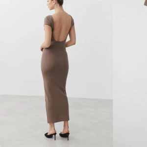 Klänning gina tricot - En super fin och stilren klänning med djup rygg där bak. Sitter superfint och som framhäver formerna! Använd en gång, säljer då den inte kommer till användning. Köpt för ord pris 399kr.  Stl xs, jag är 164cm lång, säljer äcen denna i svart