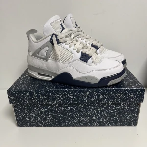 Air Jordan 4 Midnight Navy - Säljer ett par Midnight Navy 4:or i mycket fint skick. Kommer original låda. Skickas spårbart och dubbelboxat med PostNord! 