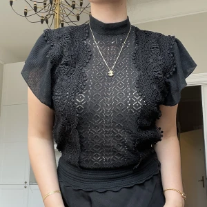 Spetsblus - Elegant svart spetsblus från Zara. Många fina spetsdetaljer. Använt men väl omhändertagen. Nypris 699 kr.🌸