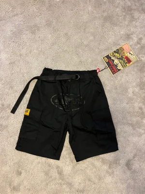 CORTEIZ CARGO - Helt nya svarta Corteiz cargo-shorts. Shortsen är TTS. För mer bilder/videos eller frågor så skriv. Priset kan diskuteras!