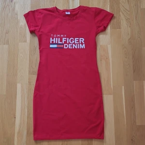 Tommy hilfiger klänning - Superfin Tommy Hilfiger klänning i storlek M. Den är ej äkta och därav priset, men annars är den i superbra skick (endast använd 1 gång). Perfekt nu till sommaren. Kan fraktas men köparen står för frakten 🫶