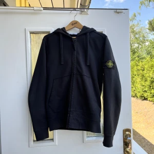 Stone island zip Hoodie - Säljer min Stone island zip Hoodie i storlek S för jag inte använder den längre köpt på nk i Stockholm för 3000 kr kvitto finns inte kvar. Skick 9/10 säljer för 1000 kr