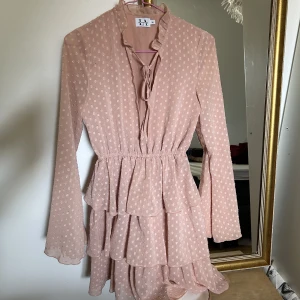 Rosa volangklänning - Volangklänning från Na-kd. Storlek XS men passar också mig som har storlek S. Frakt på 60 kr tillkommer!💘