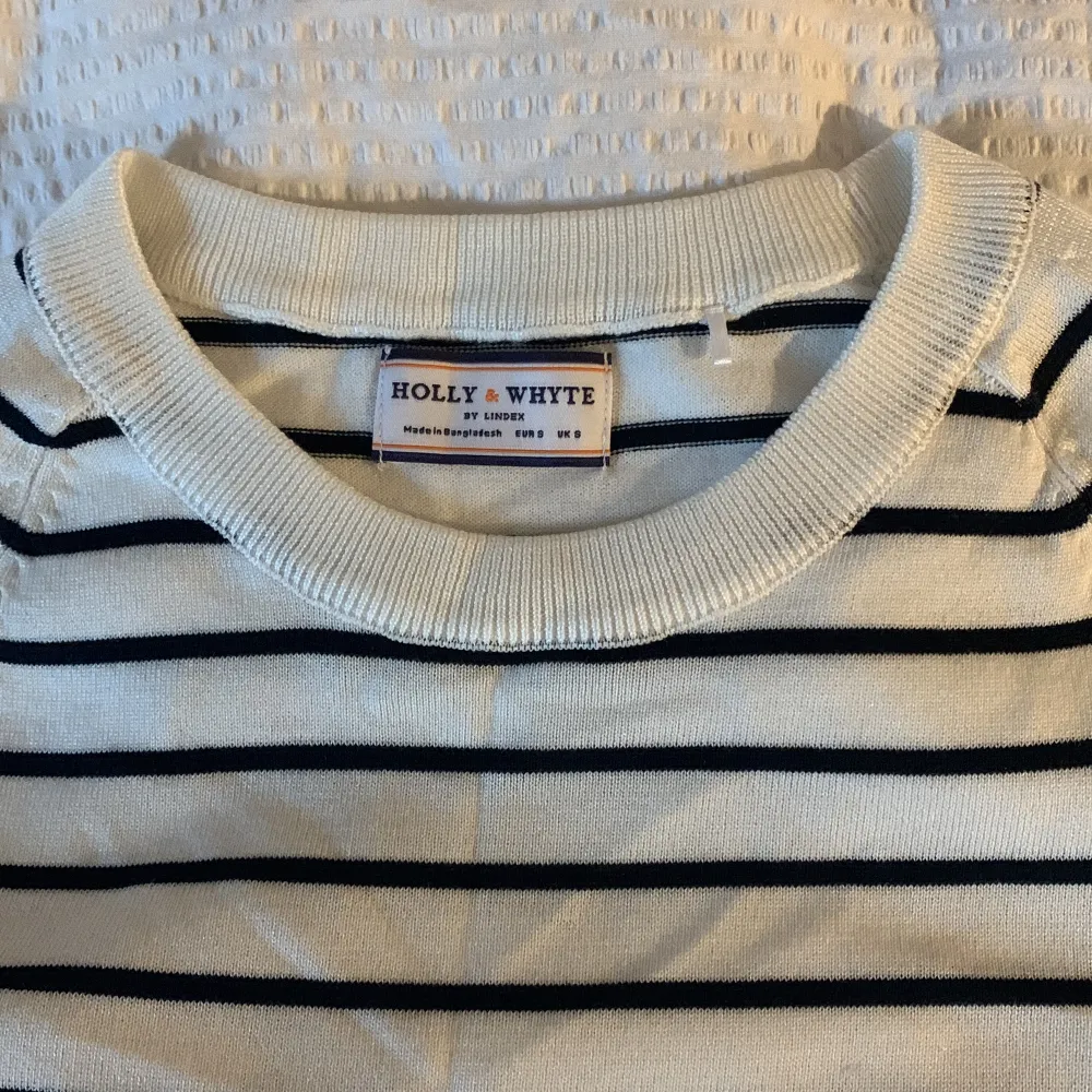 En blå och vit randig stickad T-shirt från Holly Whyte, aldrig använd i ny skick💕. T-shirts.