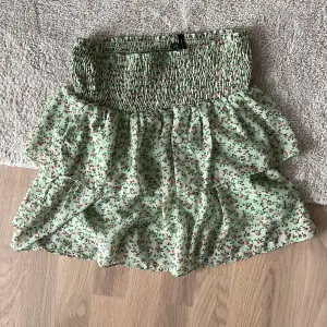 Gullig kjol från vero moda i storlek S