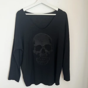 zadig tröja i kashimir - Så cool och snygg zadig tröja i 100% kashmir⭐️ Helt oanvänd, bara hängt i garderoben 