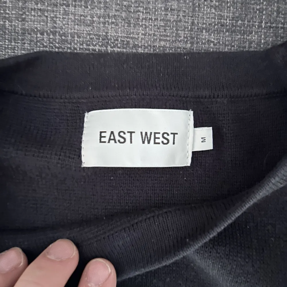 Marinblå stickad tröja från brothers märke East west!   Sparsamt använd och i gott skick! Bara att höra av sig för fler bilder osv👍 Kan skickas eller mötas upp i sthlm👍. Stickat.