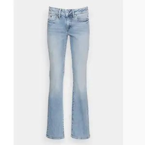 Säljer mina snygga Pepe jeans då jag inte använder de längre. Slutsålda. storlek 25/32. Passar mig som har strl 32 och 34 i jeans. De är low waist och raka med lite bootcut💗 Nypris 1000kr, mitt pris 700kr plus frakt