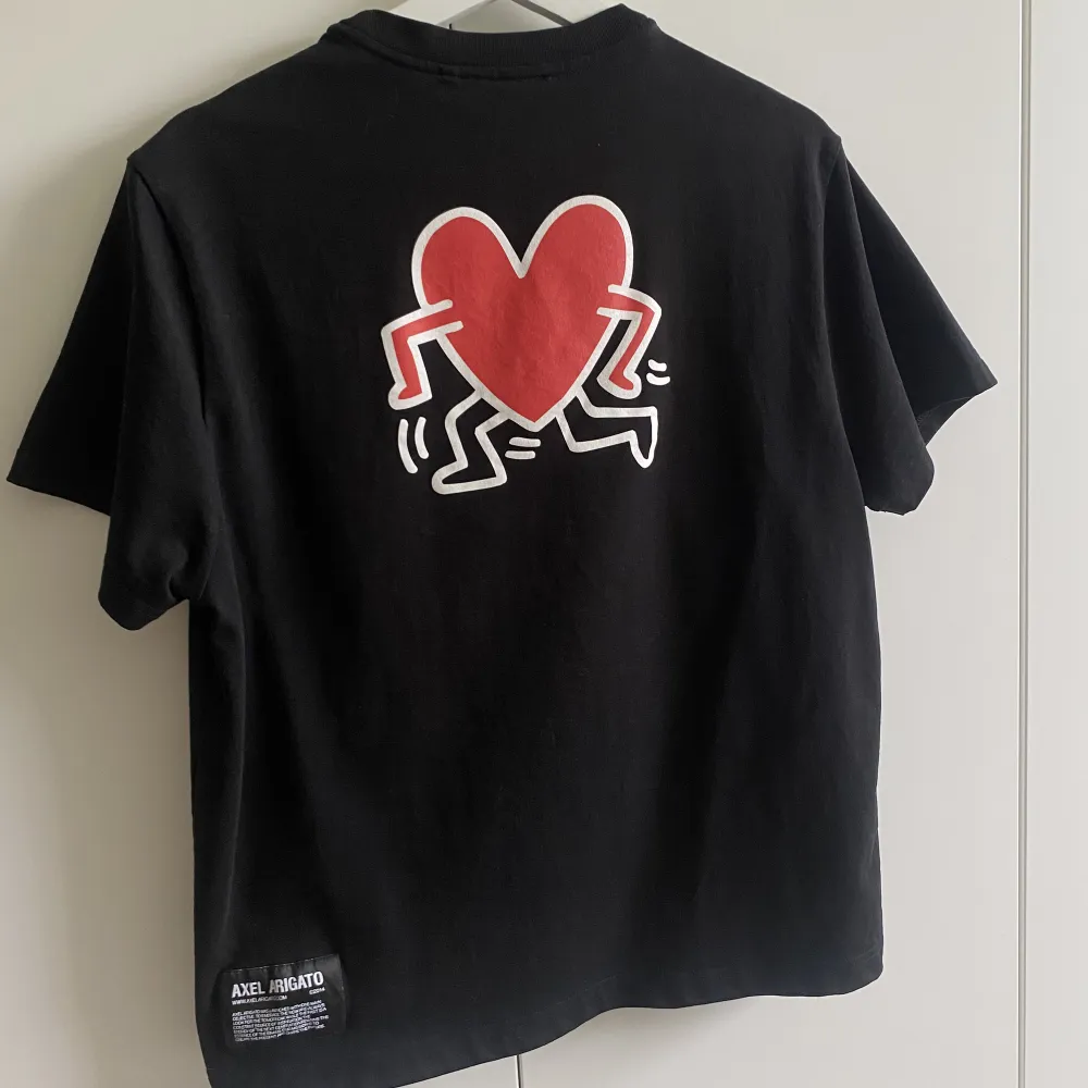 Säljer en arigato tshirt som inte finns att köpa längre! Nypris runt 800kr❣️👏🏻🎈⚡️ Använd runt 10-15 gånger men i bra skick. T-shirts.