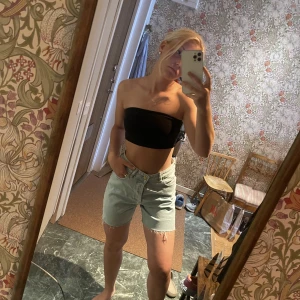 Shorts - Superfina längre shorts ifrån HM, stretchiga i materialet och väldigt fin blå somrig färg! ”90’s cutoff shorts- high waist”