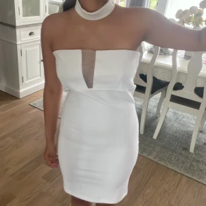 Klänning - Jätte vacker klänning som jag aldrig använt då den är alldeles för stor på mig. Finns som en chocker med som ingår. Pris kan diskuteras 