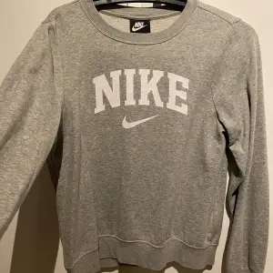 Hej! Säljer min Nike sweatshirt i storlek XS. Väldigt mjuk o fin då trycket är i ny skick och inget är sprucket eller sönder. 
