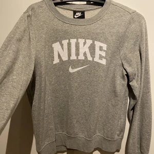Nike sweatshirt - Hej! Säljer min Nike sweatshirt i storlek XS. Väldigt mjuk o fin då trycket är i ny skick och inget är sprucket eller sönder. 