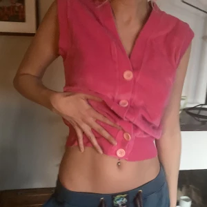 Velvet väst - En supersöt rosa väst i Velvet liknande material!💓 tjejen i bilden e xs/s men passar även mig som är m/l! Bra skick💓💗💖