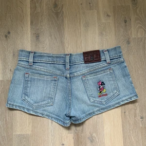 Lågmidjade jeansshorts - Säljer dessa sååå snygga shorts. Har ej måttband tillgängligt just nu men jag har 70 i midja och dom är för stora för mig. Skriv till mig privat för fler bilder. säljer för 150 exk frakt❤️