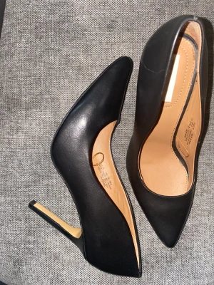 Klackskor i skinn  - Klackskor i skinn. Storlek 39, normala i storleken. Dem är så otroligt snygga och bekväma. Dem är i väldigt fint skick.  Säljer dem för jag inte använder dem längre.   Kan tänka mig att gå ner i pris