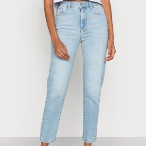 Mom Jeans - ”Comfy mom jeans” från Gina. Aldrig använda. Taggen är kvar. Köpta för 449 kr säljer för 250 kr. Köparen står för frakt ✨