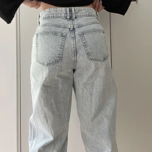 Jeans  - Jeans i ljusblå/grå tvätt! Lite pösigare modell som sitter bekvämt. nästan helt oanvända och utan skador❣️