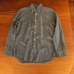 Skjorta, Ralph Lauren - Olivgrön skjorta i fint skick! Storleken är S men passar mig som är M/L så är stor i storleken