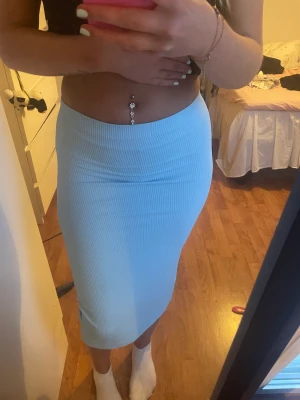 Blå kjol - En medel lång ribbad kjol med slit, använd 1 gång!🩵