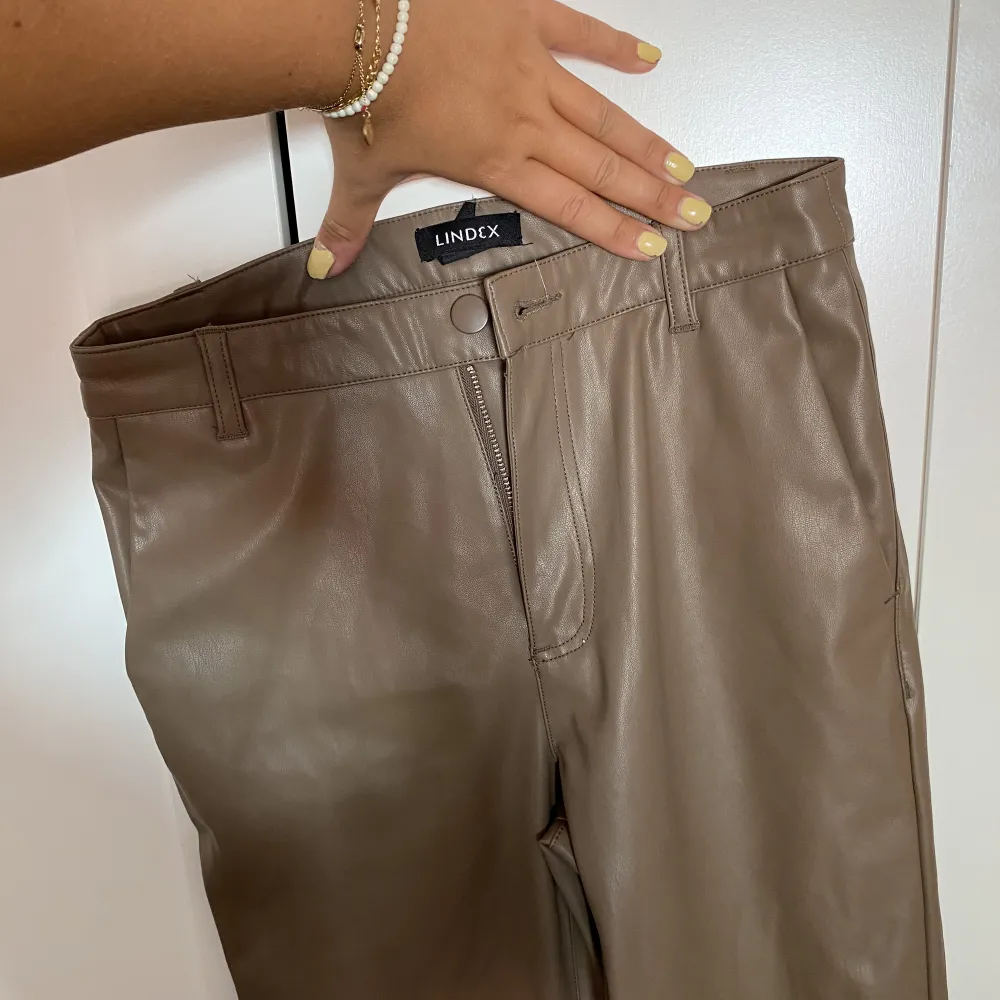 Nyskick! Byxor från Lindex i en supersnygg färg som syns på första bilden, väldigt bekväma! Slutar vid ankeln på mig som är 170, typ mom jeans passform. Jeans & Byxor.