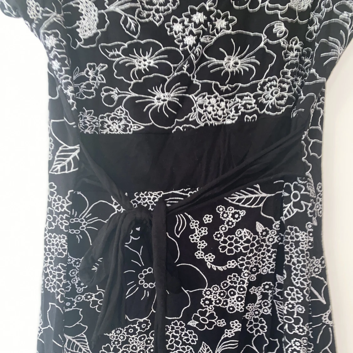 Svart klänning med blommor - 90