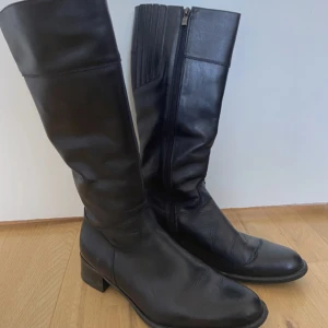 Thigh boots - Jätte fina boots som går precis vid knäskålen! Passade tyvärr inte mig men jätte fint skick 🤍