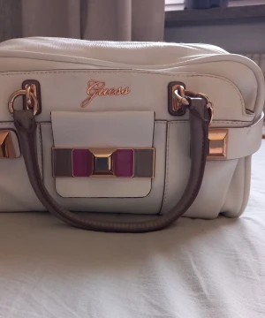 Väska - Intressekoll på denna fina guess väska! tror den va inköpt för 4000 för nåt år sedan. Har små defekter. Skriv för mer info/intresse  (tror inte heller den går att få tag på längre)