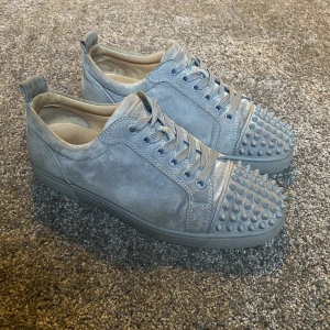 Christian Louboutin  - Tjena säljer nu mina loubs då dom inte kommer till användning! Dom är sparsamt använda! Dom är storlek 40 men passar större ca 41-41,5! 