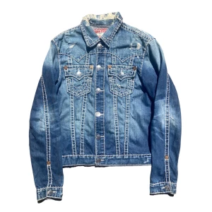 true religion denim jacket - Samma modell som chief keef har på sig i gamla bilder, inte till salu rn 